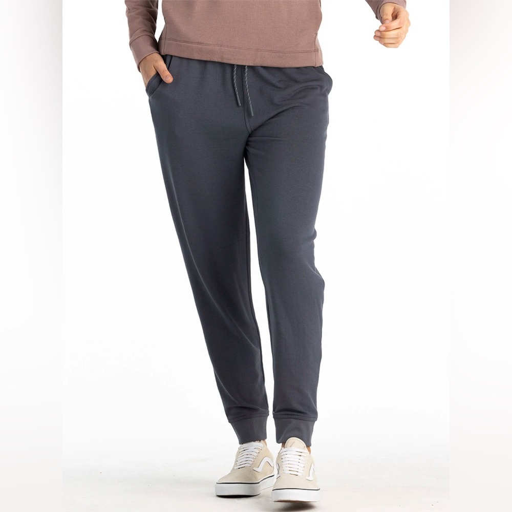 NWT Men’s Bamboo Lightweight Fleece Jogger Size
Large in Storm Cloud